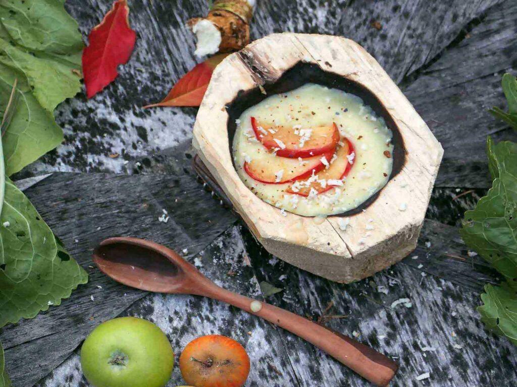 Herbstzeit ist Suppenzeit. Die cremige Apfel-Meerrettich-Suppe für kalte Tage ist einfach und schnell zubereitet.